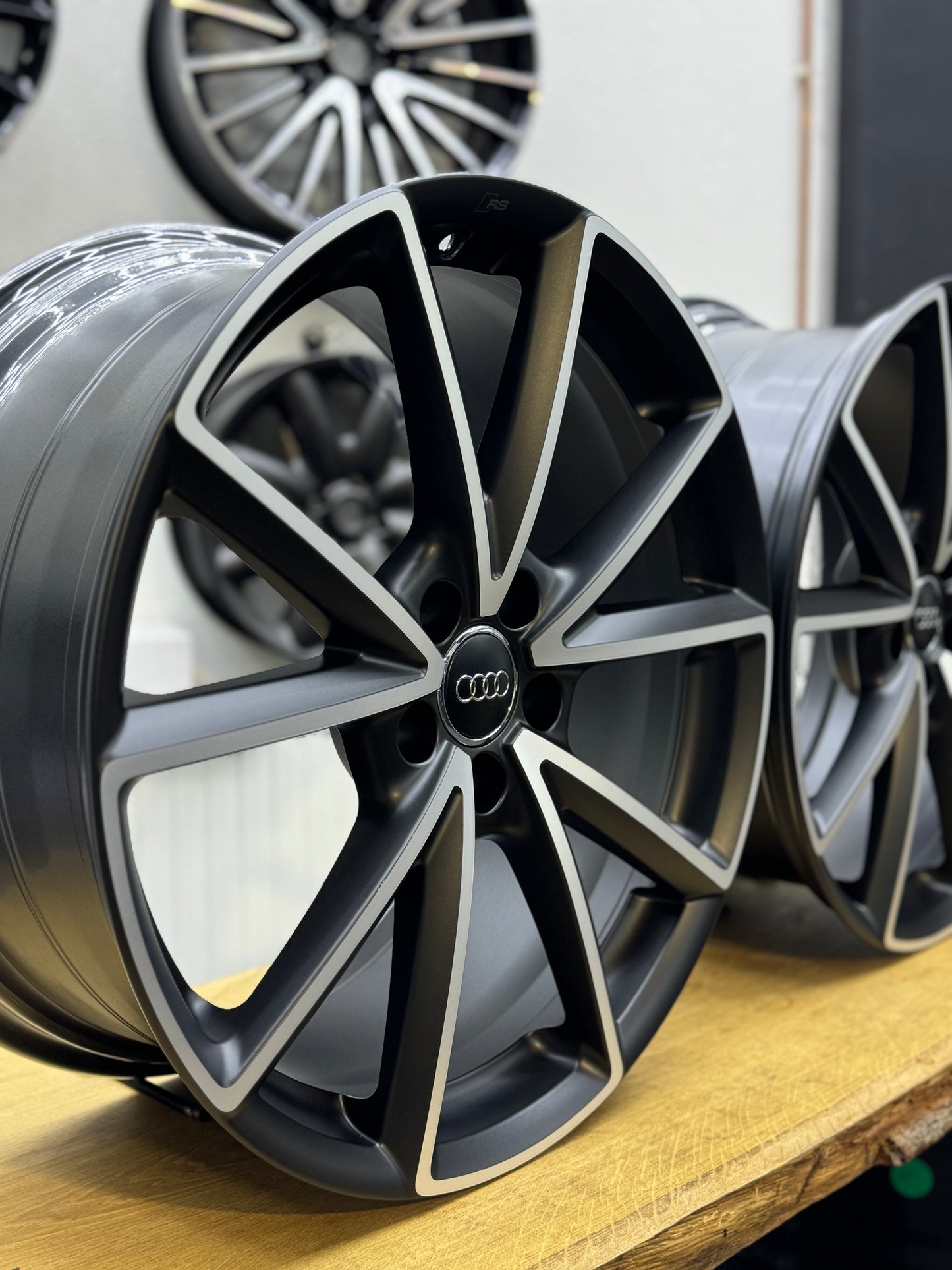 Satz 20 Zoll Sommerräder original Audi TT TTS TTRS 8S0601025P S-Line