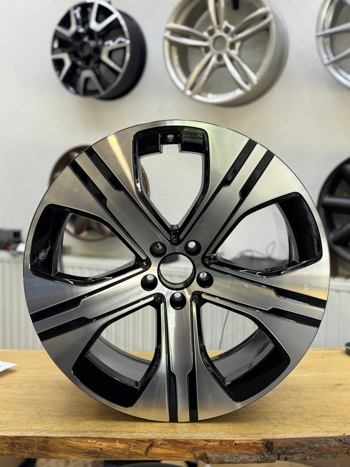 1x A2944011000 21 Zoll Felge EQE 5-Speichen Aero silber schwarz