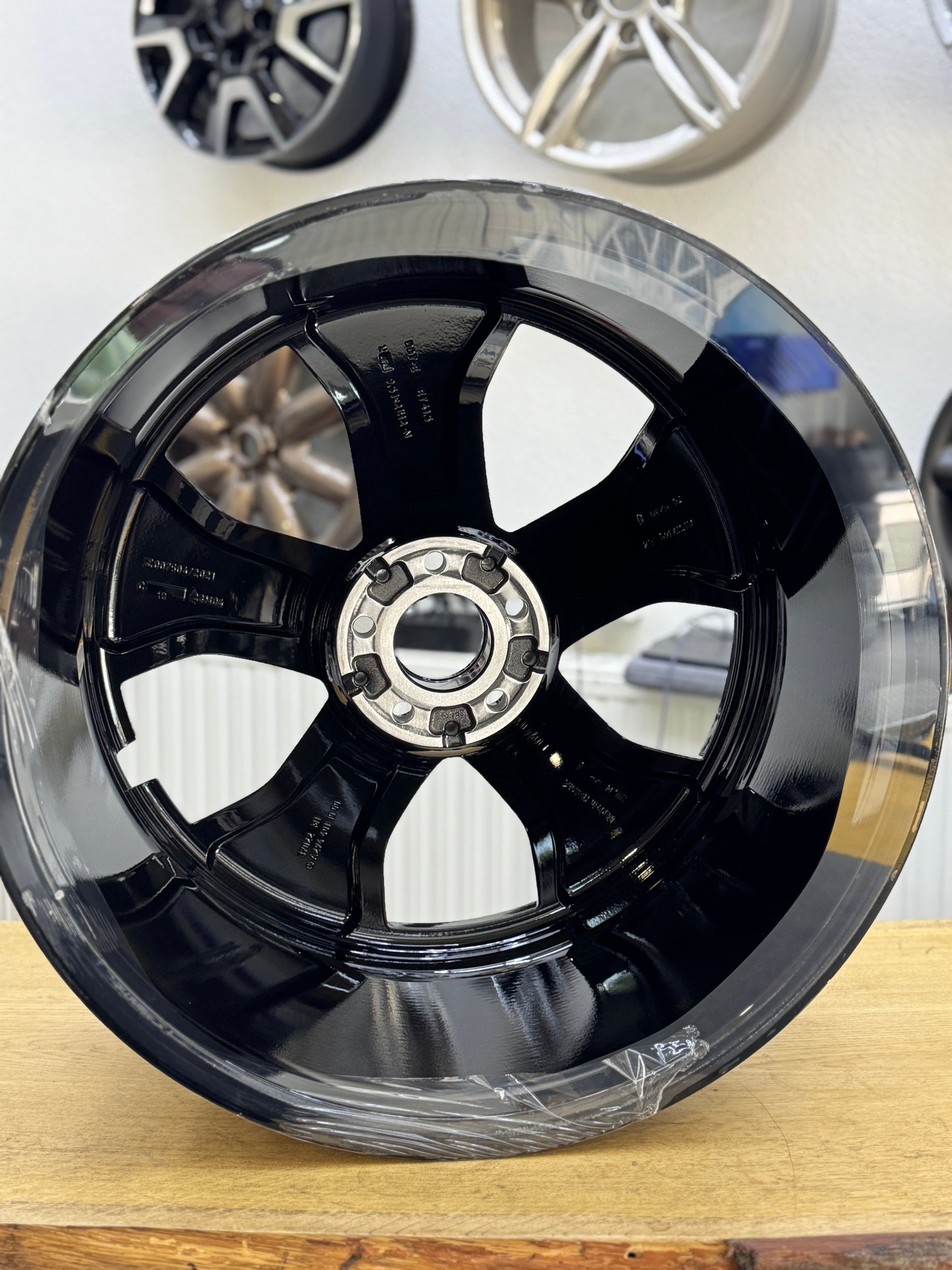 1x A2944011000 21 Zoll Felge EQE 5-Speichen Aero silber schwarz