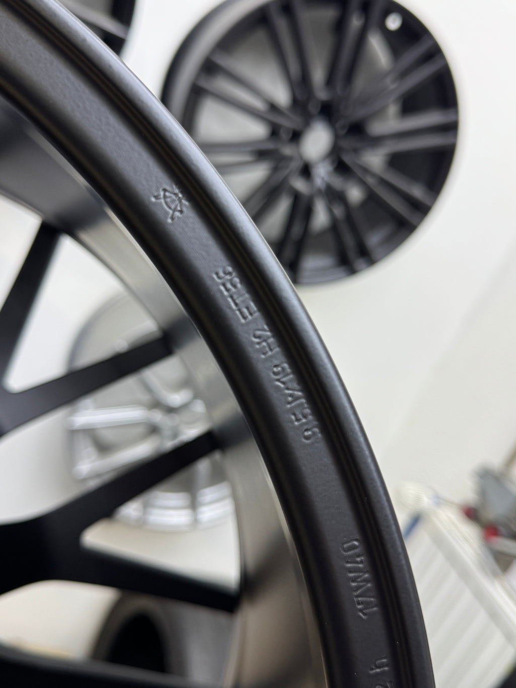 1x NEU C63 W205 Felge Hinterachse 9,5x19 ET55 schwarz Schmiederad