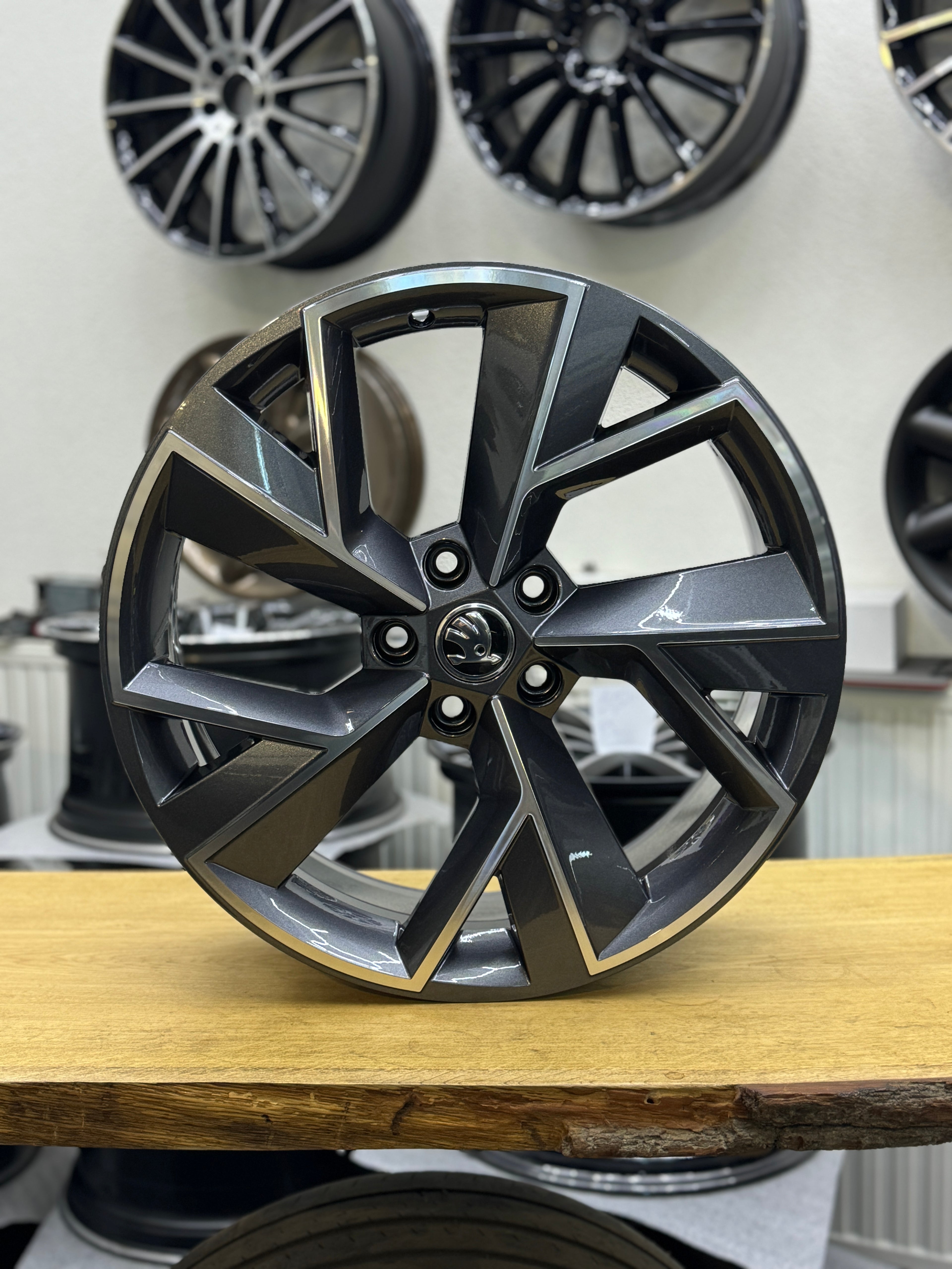 1x Original Alufelge Skoda KODIAQ 7x19 ET43 565601025M grau